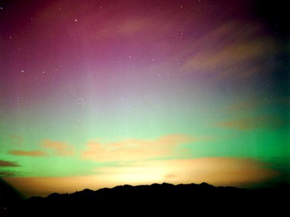 La aurora austral, conocida como luces del sur, es un fenómeno lumínico que se produce en la Antártida debido a la alta ionización y magnetización de la atmósfera terrestre cercana a los polos.
