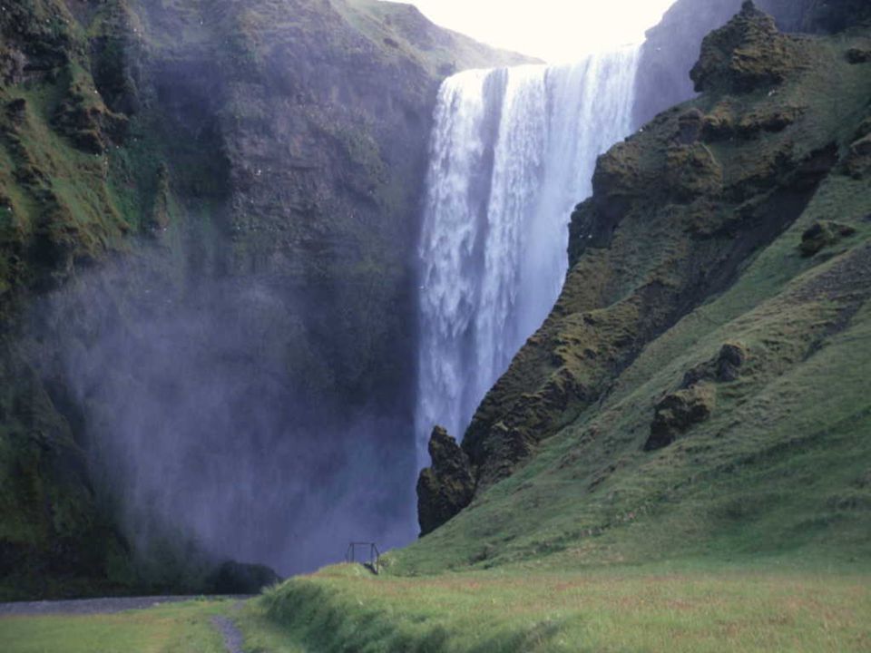 SKOGAFÖSS Skogaföss es una de las cascadas más grandes, más bellas y más impresionantes de Islandia.