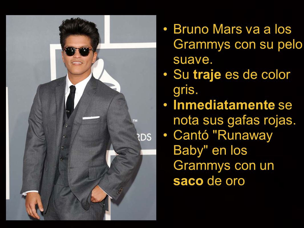 Bruno Mars va a los Grammys con su pelo suave. Su traje es de color
