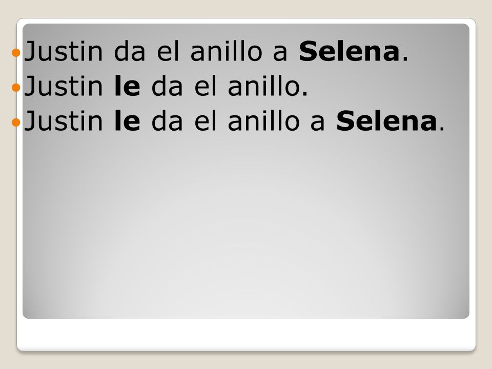 Justin da el anillo a Selena. Justin le da el anillo. Justin le da el anillo a Selena.
