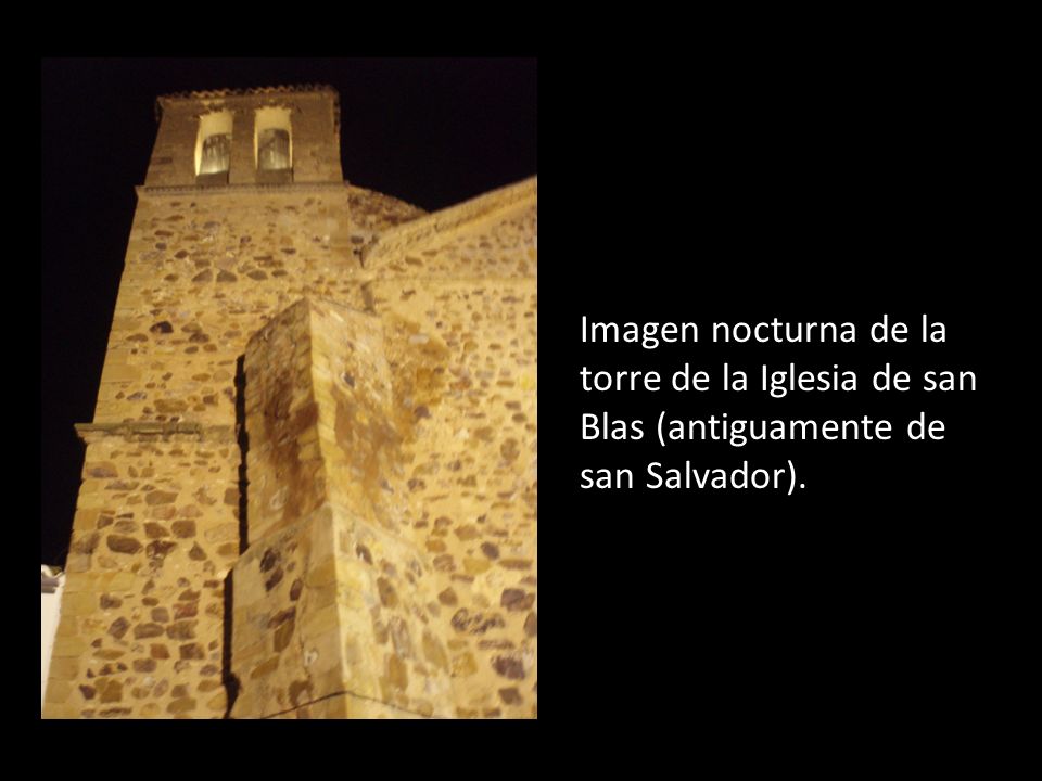 Imagen nocturna de la torre de la Iglesia de san Blas (antiguamente de san Salvador).