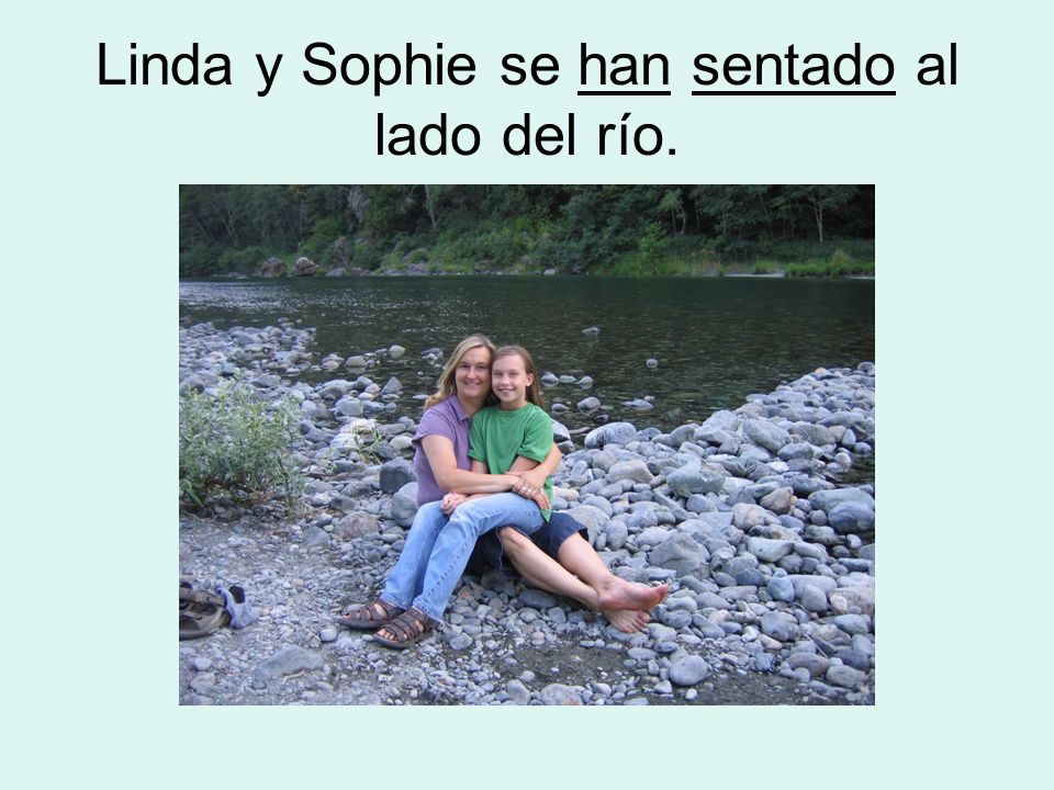 Linda y Sophie se han sentado al lado del río.
