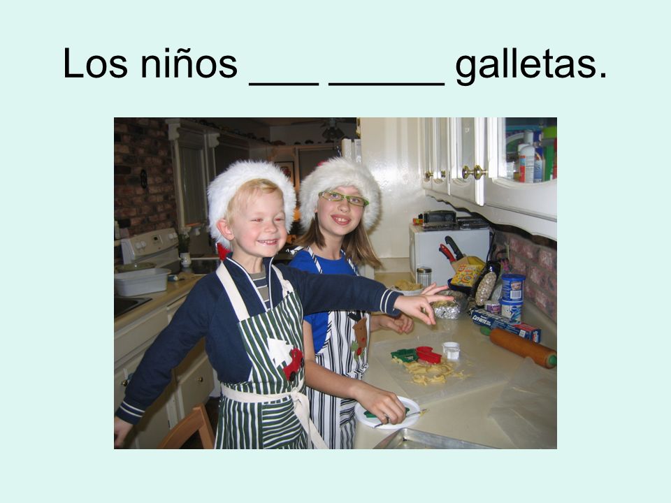 Los niños ___ _____ galletas.