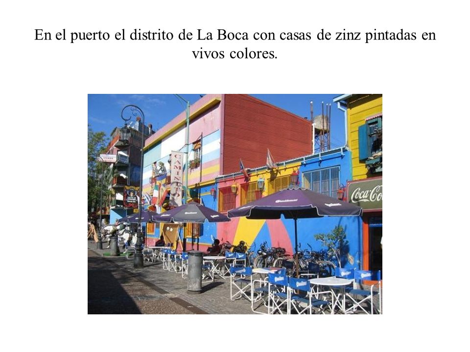En el puerto el distrito de La Boca con casas de zinz pintadas en vivos colores.