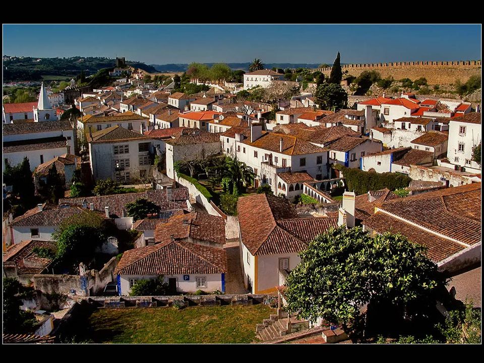Óbidos es una pequeña ciudad, rodeada de altas murallas medievales, situado a 20 kilómetros al norte de Lisboa y es considerado como uno de los pueblos más bellos de Portugal.