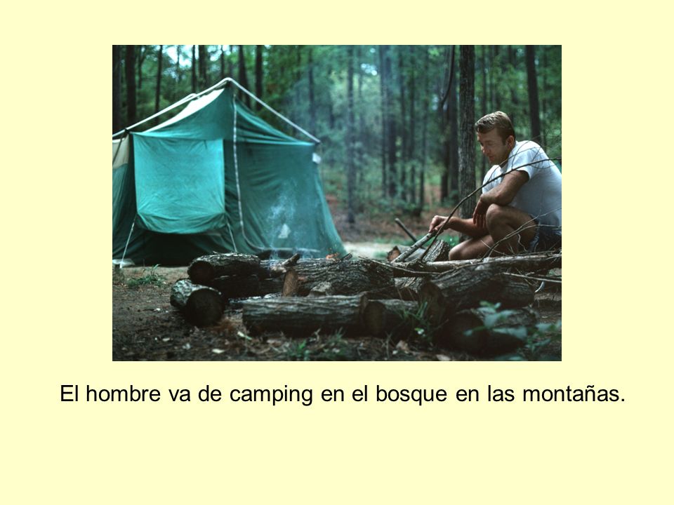El hombre va de camping en el bosque en las montañas.