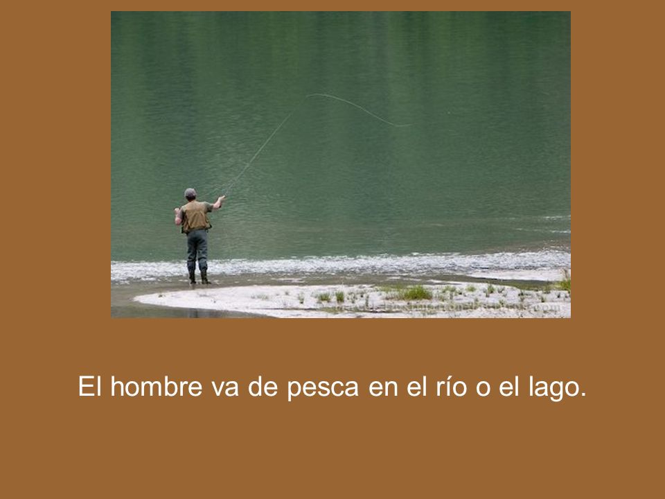 El hombre va de pesca en el río o el lago.
