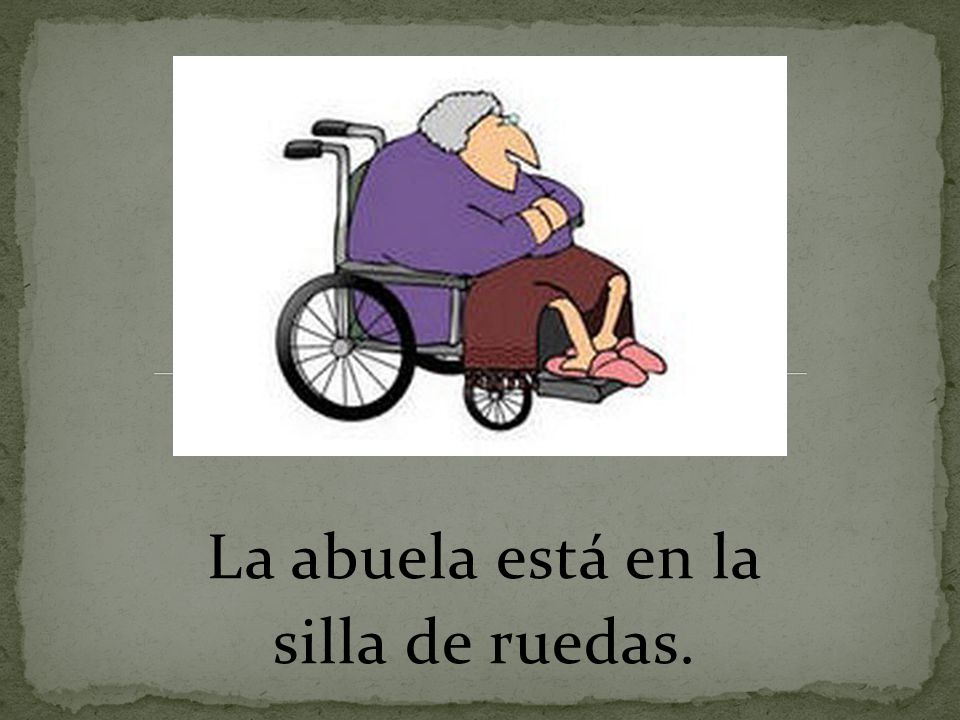 La abuela está en la silla de ruedas.