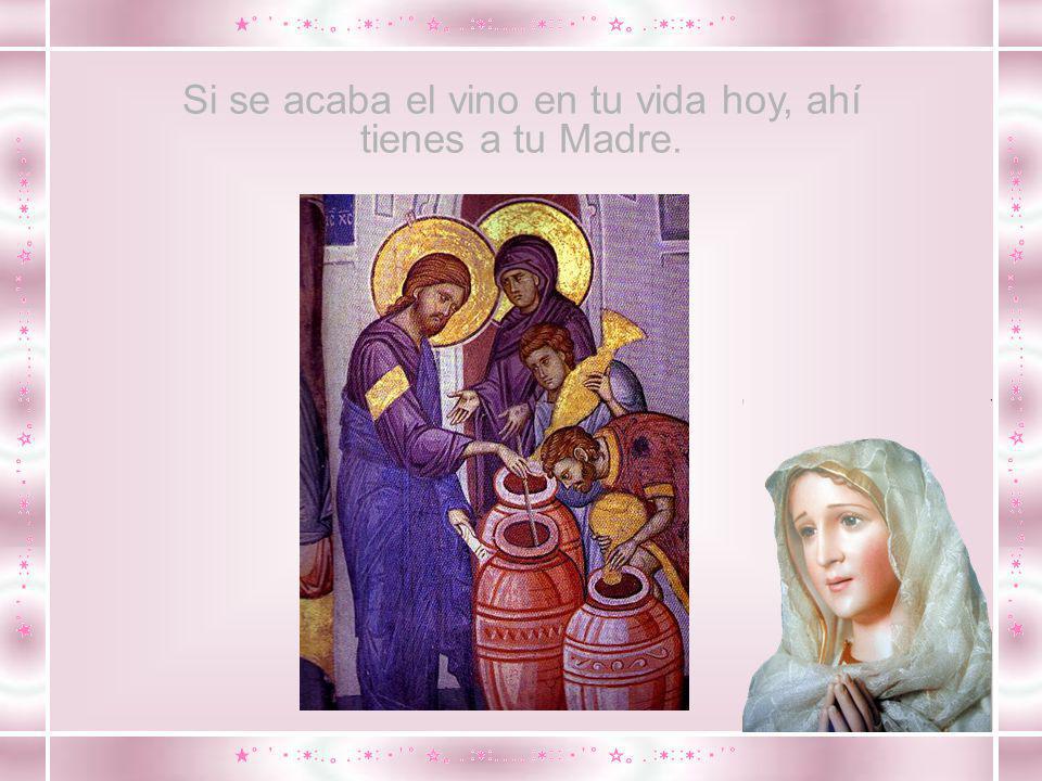 Jesús viendo su Madre y a su lado al discípulo amado, dice a su Madre: Mujer, ahí tienes a tu hijo.