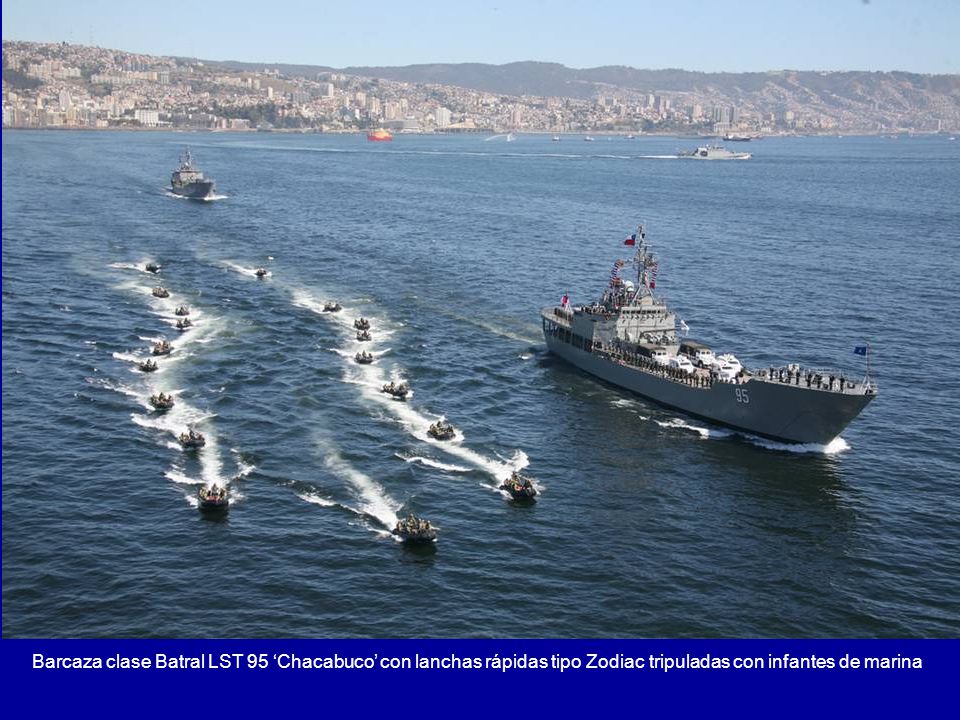 Barcaza clase Batral LST 95 ‘Chacabuco’ con lanchas rápidas tipo Zodiac tripuladas con infantes de marina