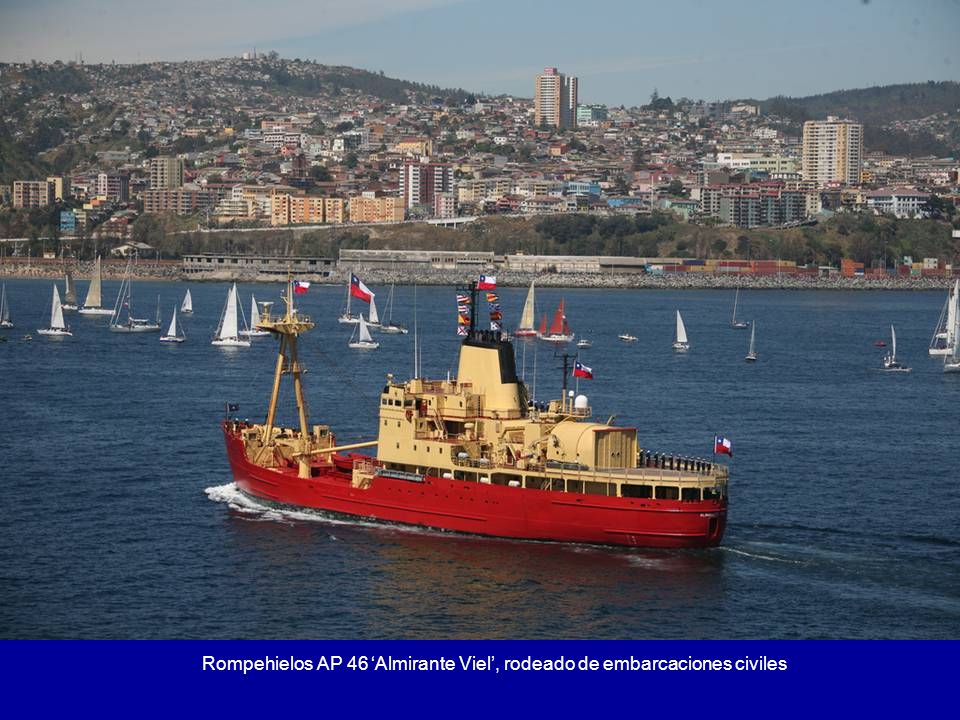 Rompehielos AP 46 ‘Almirante Viel’, rodeado de embarcaciones civiles