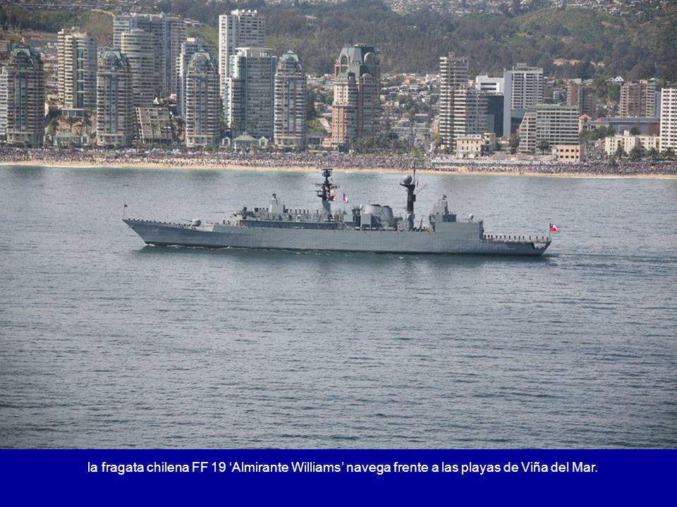 la fragata chilena FF 19 ‘Almirante Williams’ navega frente a las playas de Viña del Mar.