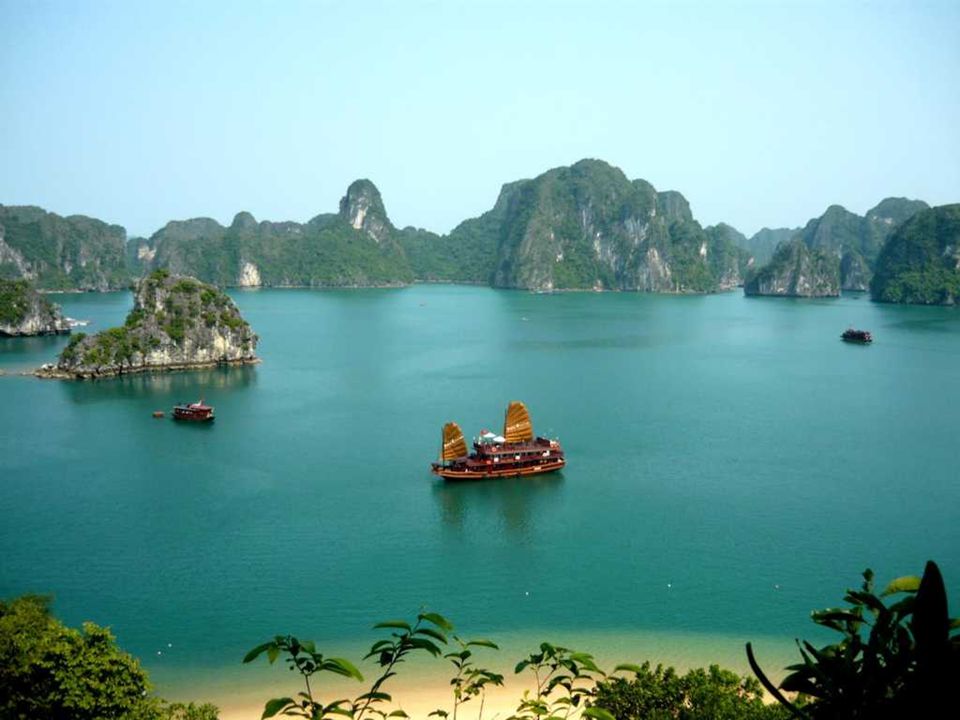 La bahía de Ha-Long también llamada Bahía de Ha Long o Bahía de Along, es una extensión de agua de aproximadamente km².
